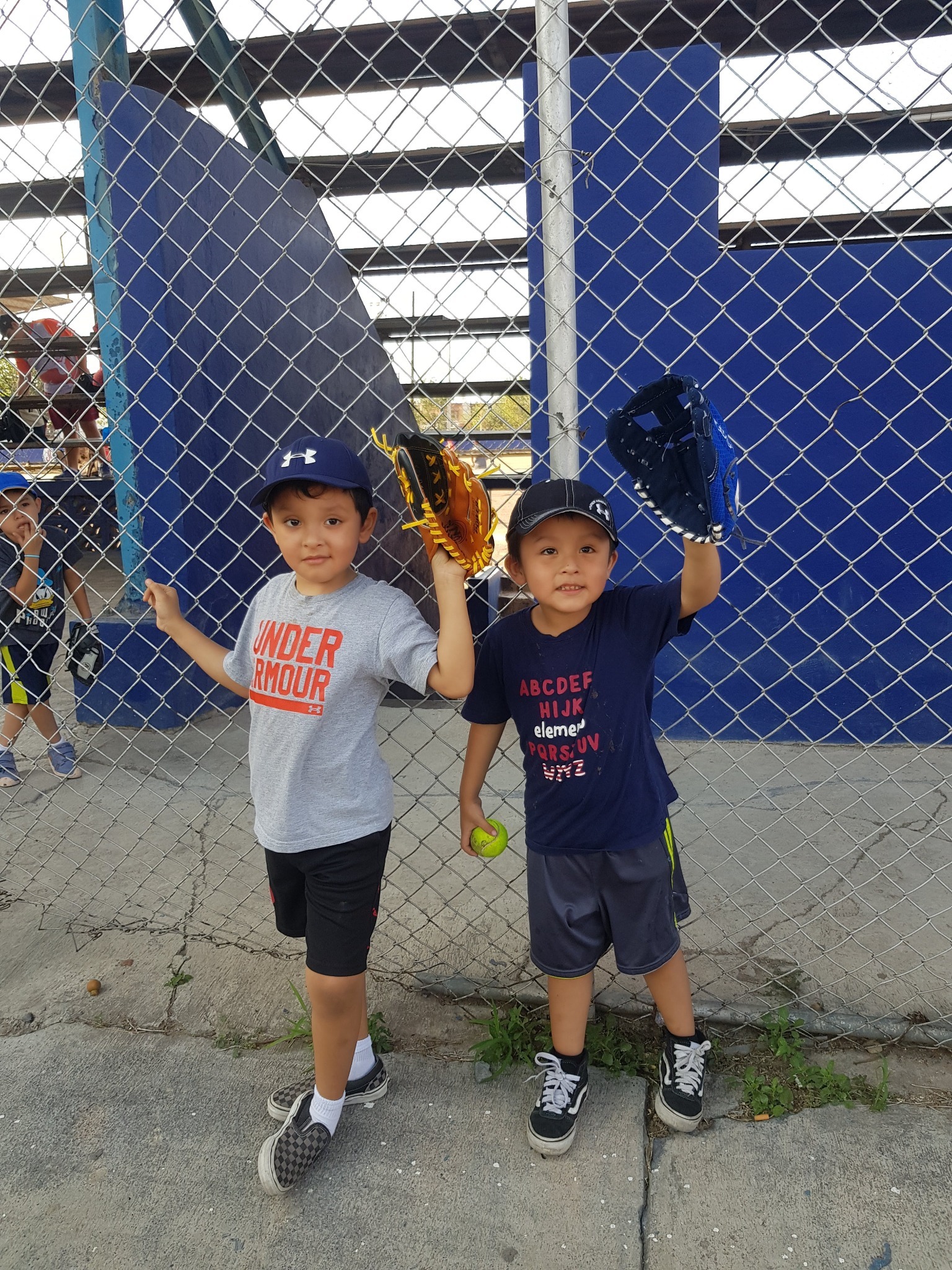 Renecito jugando beisbol